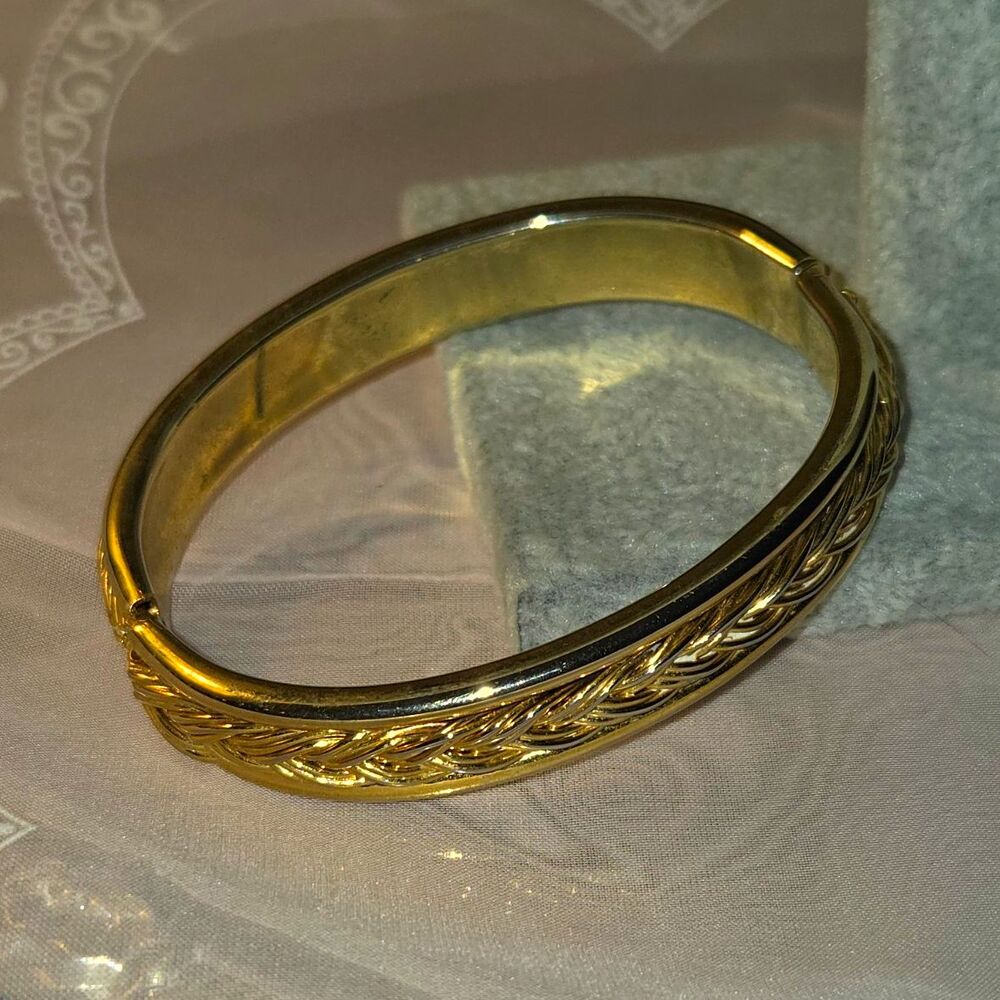 Vintage Gold Tone Hinged Etched Bangle Bracelet – Metal – No Stone – 7